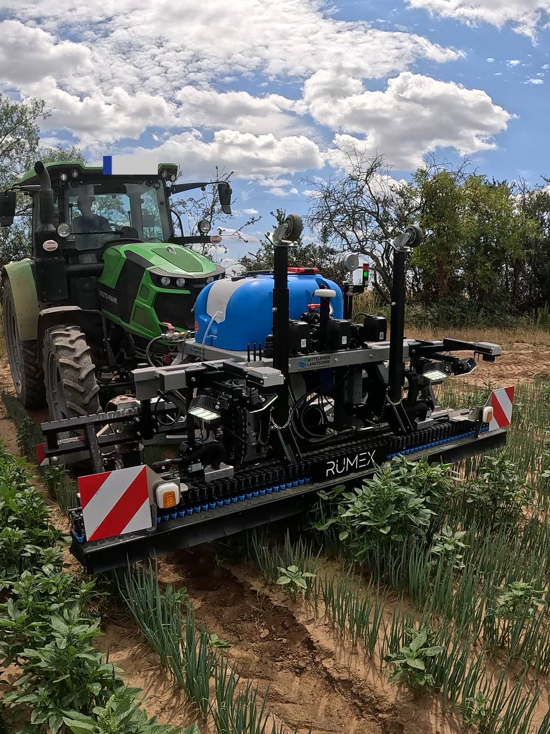 Rumex RXF 300 im Einsatz in einem Zwiebelbestand